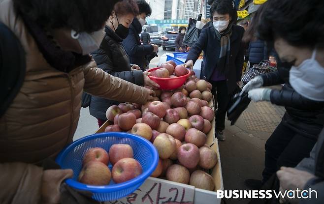 설 연휴를 하루 앞둔 28일 서울 경동시장에서 많은 시민들이 제수상 준비를 위해 청과물을 구매하고 있다./사진=이명근 기자 qwe123@