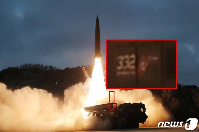 북한이 27일 함경남도 함흥 일대에서 시험 발사한 단거리탄도미사일 KN-23의 이동식 발사대(TEL) 차량 우측에 숫자 '332'가 적혀 있다. (조셉 뎀시 트위터) © 뉴스1
