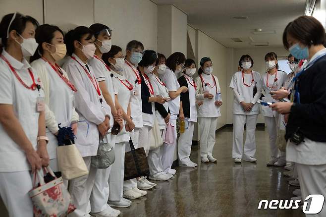 17일 (현지시간) 코로나19 부스터 샷 접종을 앞두고 일본 간호사들이 도쿄의 백신 접종센터에서 열린 브리핑에 참석하고 있다. © AFP=뉴스1 © News1 우동명 기자