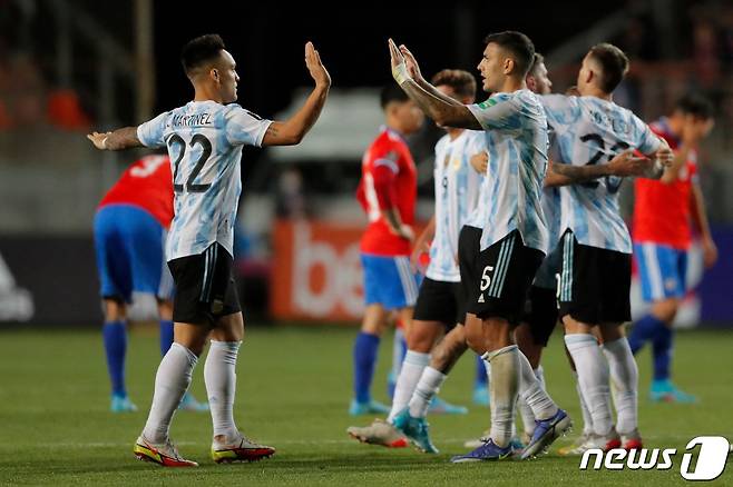 아르헨티나가 칠레 원정에서 2-1로 이겼다. © AFP=뉴스1