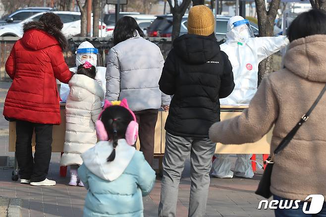 지난 26일, 경북 경산시보건소를 찾은 어린이들이 자가격리 해제 전 검사를 받고 있다. 2022.1.26/뉴스1 © News1 공정식 기자