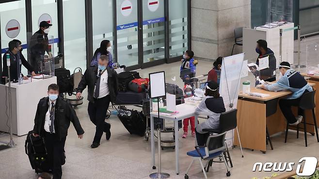 코로나19 오미크론 변이 바이러스가 빠르게 확산되고 있는 지난 26일 인천국제공항 터미널1에서 입국자들이 이동하고 있다. /뉴스1 © News1 임세영 기자