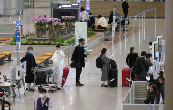 지난해 12월 29일 인천국제공항 제1터미널 입국장에 해외 입국자들이 들어오고 있다. 사진=뉴시스
