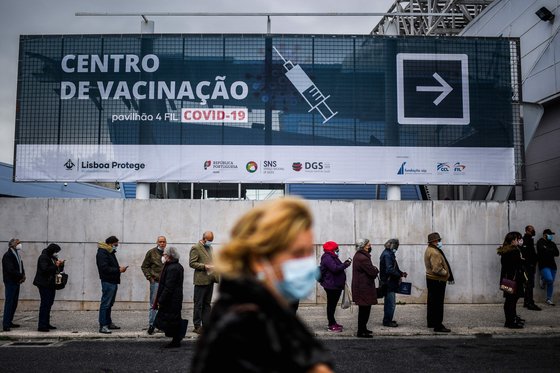 포르투갈 수도 리스본의 백신 예방접종센터. 사람들이 백신을 맞기 위해 줄 서 있다. 연합뉴스