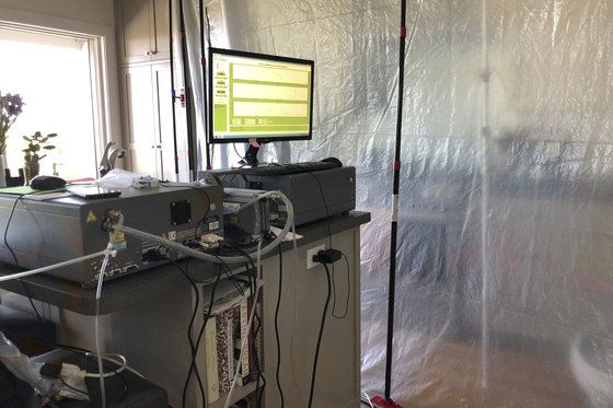 미국 스탠퍼드대학 연구팀의 주방 가스 스토브의 메탄 누출과 공기 오염 조사 장면. AP=연합뉴스