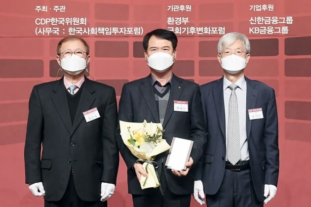 26일 서울 중구 신라호텔에서 열린 ‘2021 CDP Korea 기후변화 대응∙물 경영 우수기업 시상식’에서 LG이노텍이 기후변화 대응 평가 IT부문 ‘탄소경영 섹터 아너스’를, 물 경영 평가에서는 ‘최우수상’을 수상했다. 시상식에 참가한 박영수 LG이노텍 안전환경담당(사진 가운데)이 CDP 한국위원회 관계자들과 기념촬영을 하고 있다.  LG이노텍 제공
