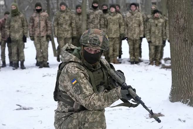 우크라이나 수도 키예프에서 지난 23일(현지시간) 군 조교가 정부 지원을 받는 민방위 부대인 국토방위대 대원들을 교육하고 있다. 우크라이나 국경에서 러시아의 군사 배치와 훈련이 이어져 긴장이 고조되는 가운데 최근 우크라이나 민간인 다수가 국토방위대에 자진 합류해 전투 훈련을 받고 있다. 키예프｜AP연합뉴스