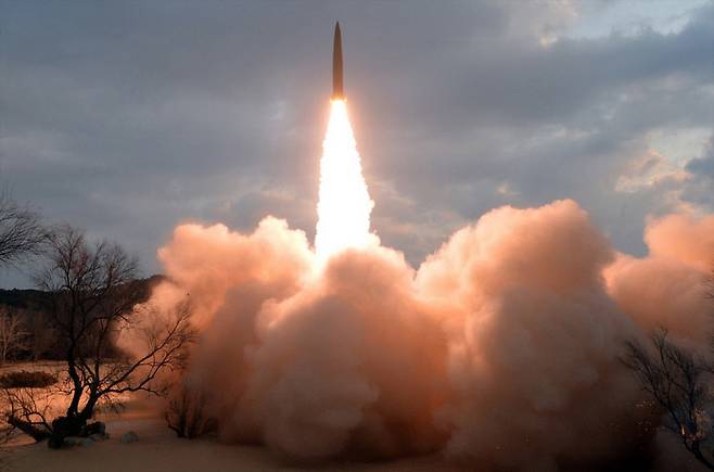 북한이 28일 공개한 지대지 전술유도탄 시험발사 장면. 연합뉴스