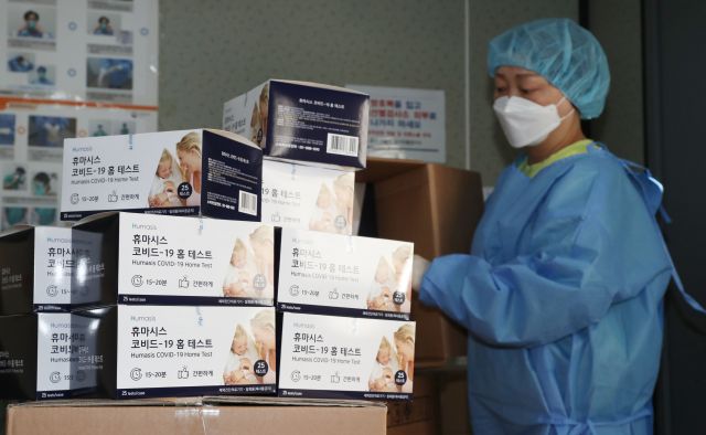 서울역에 마련된 코로나19 임시 선별검사소 의료진이 28일 신속항원검사를 위한 자가진단키트를 정리하고 있다. 연합뉴스