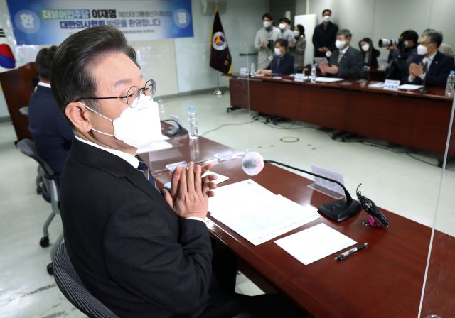 이재명 더불어민주당 대선 후보가 28일 서울 용산구 대한의사협회를 방문해 간담회를 갖고 발언하고 있다. 국회사진기자단. 뉴시스