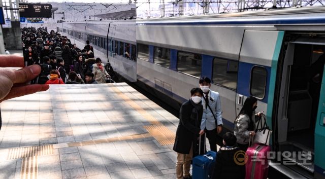 28일 서울역에서 한 가족이 귀성길 열차에 몸을 싣고 있다.