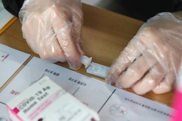 26일 오전 광주 북구 선별진료소에서 검사자가 '자가진단키트'로 신속 항원 검사를 스스로 하고 있는 모습. 오미크론 변이가 우세종이 된 광주, 전남, 평택, 안성 등 4개 지역엔 '오미크론 대응 체계'가 시행되고 있다. / 사진 = 연합뉴스
