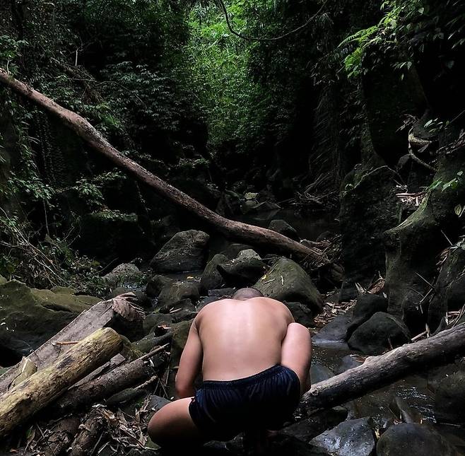 [서울=뉴시스] 유아인, 삭발·상의 탈의한 사진 올리고 "돌아갈래" 2022.01.28 (사진=유아인 sns 제공) photo@newsis.com*재판매 및 DB 금지 *재판매 및 DB 금지