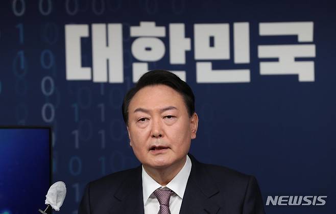 [서울=뉴시스] 전신 기자 = 윤석열 국민의힘 대선 후보가 28일 서울 여의도 당사에서 '디지털 지구(Digital Earth) 시대' 대한민국 디지털 경제 비전을 발표하고 있다. (공동취재사진) 2022.01.28. photo@newsis.com