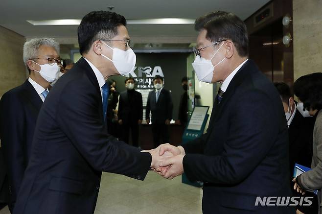 [서울=뉴시스] 최동준 기자 = 이재명 더불어민주당 대선 후보가 28일 서울 용산구 대한의사협회를 방문해 이필수 대한의사협회 회장과 인사하고 있다. 2022.01.28. photocdj@newsis.com