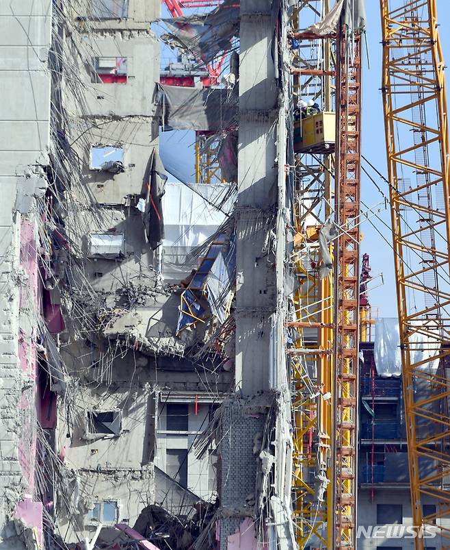 [광주=뉴시스] 류형근 기자 = 광주 서구 화정동 현대산업개발 신축 아파트 붕괴 사고 17일째인 27일 오후 구조당국 등이 추가 붕괴를 막기 위해 외벽 안정화 작업을 하고있다. 2022.01.27. hgryu77@newsis.com
