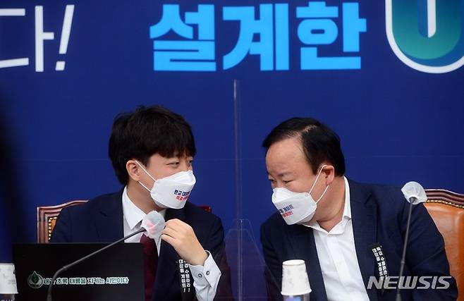 [서울=뉴시스] 최진석 기자 = 국민의힘 이준석(왼쪽) 대표와 김재원 최고위원 (공동취재사진) 2021.10.07. photo@newsis.com