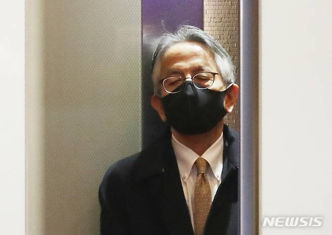 [서울=뉴시스] 김명원 기자 = 일본 정부가 일제강점기 조선인 징용 현장인 사도광산의 유네스코 세계문화유산 등재 추천을 강행한 28일 서울 종로구 외교부 청사로 아이보시 고이치 주한일본대사가 초치되고 있다. 과거 일본 최대 금 광산 중 하나였던 일본 니가타현에 소재한 사도광산은 일제강점기 당시 '군함도(하시마 탄광)'와 함께 조선인 강제 징용 현장 중 하나기도 했다. 태평양 전쟁 시기 1000~2000명의 조선인이 사도 금광에서 노역한 것으로 추정된다. 군함도는 앞서 2020년 6월 유네스코 세계문화유산으로 등재됐다. (공동취재사진) 2022.01.28. photo@newsis.com