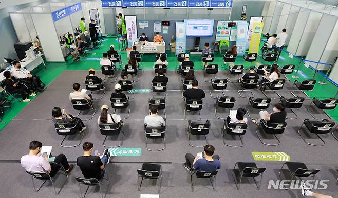 [서울=뉴시스] 이영환 기자 = 2021년 9월16일 오후 서울 서대문구 북아현체육문화센터에 마련된 코로나19 백신예방접종센터를 찾은 시민들이 접종을 마친 후 이상반응 관찰을 위해 대기하고 있다. 이날 0시기준 국내에서 코로나19 백신을 한 차례 이상 접종한 사람은 3458만2174명으로 정부가 추석 전 목표로 세운 전체 인구의 70%(3594만4382명 이상)1차 접종은 이번 주중으로 달성될 것으로 보인다. 2021.09.16. 20hwan@newsis.com