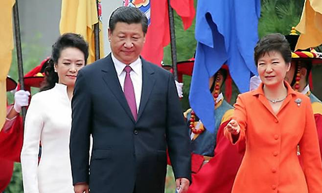 2014년 박근혜 대통령(오른쪽)이 국빈방한한 시진핑 중국 국가주석(가운데)과 부인 펑리위안 여사와 함께 공식 환영식장에 들어오고 있다. 연합뉴스