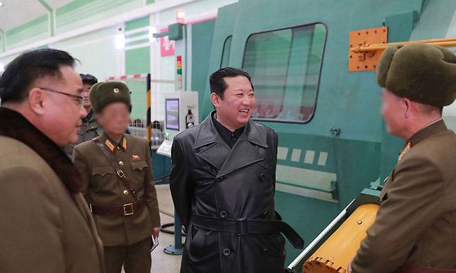 북한 김정은 국무위원장이 중요무기체계를 생산하고 있는 군수공장을 현지지도했다고 조선중앙통신이 28일 보도했다. 평양 조선중앙통신=연합뉴스