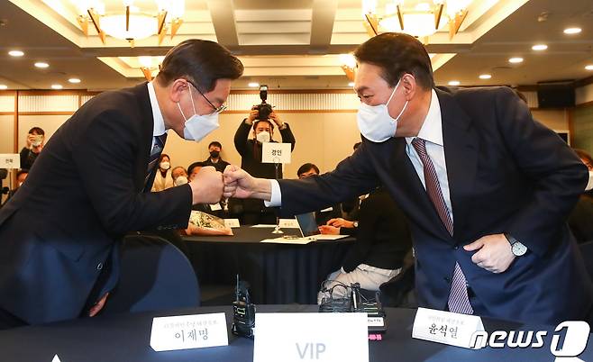 이재명 더불어민주당 대선 후보(왼쪽)와 윤석열 국민의힘 대선 후보. 2021.12.27/뉴스1 © News1 국회사진취재단