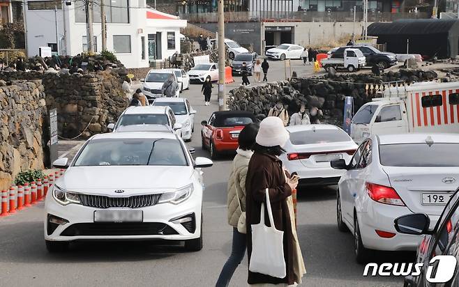 제주시 애월읍 한담해변 인근 도로가 렌터카들로 붐비고 있다.. 2022.1.26/뉴스1 © News1 오현지 기자