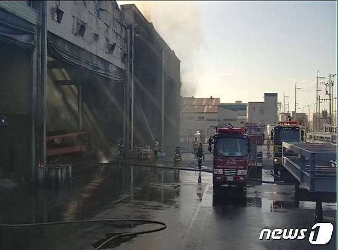 29일 오후 2시57분께 전북 군산시 오식도동의 한 도색 공장에서 불이났다.(전북소방본부 제공)2022.1.29/© 뉴스1