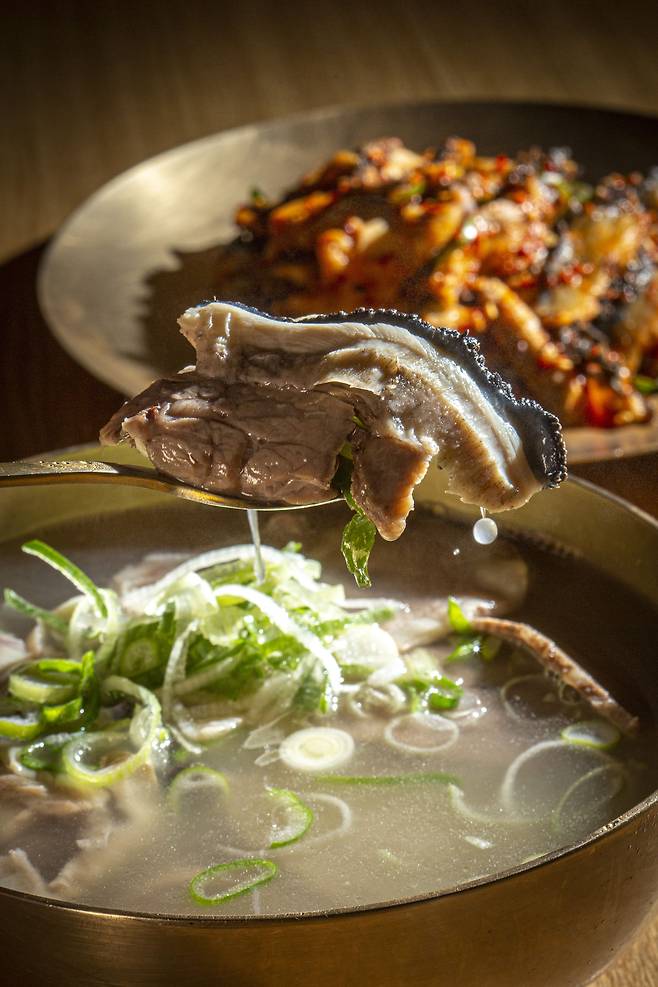 서울 신사동 '미남옥'의 곰탕(앞)과 내포무침./이신영 영상미디어 기자