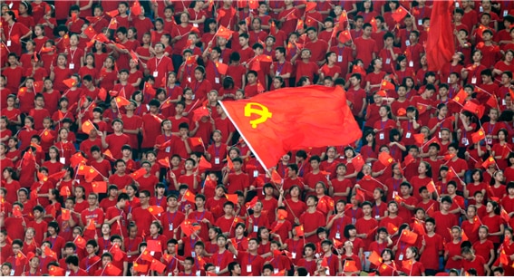 <중국 충칭의 경기장에서 붉은 색 유니폼을 입고 중국의 국기를 흔드는 애국주의 청년들. 사진/ voachinese.com>