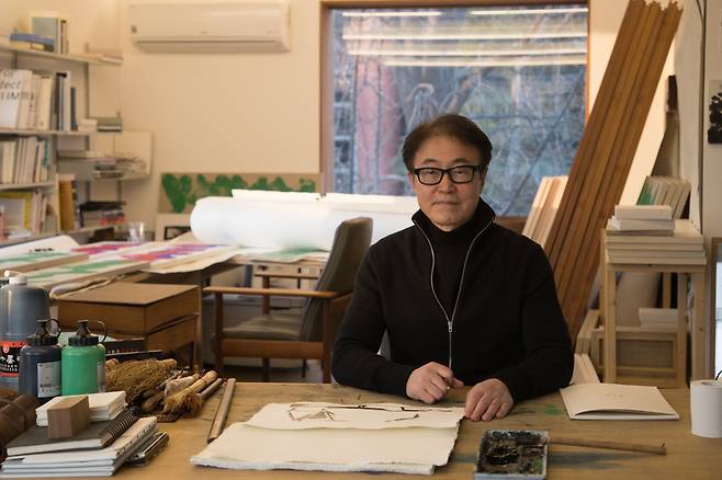 조병수 건축가(조병수건축연구소장)가 조선비즈와의 인터뷰를 앞두고 서울 종로구 창성동에 위치한 온그라운드 내 작업실에서 포즈를 취했다. /고운호 기자