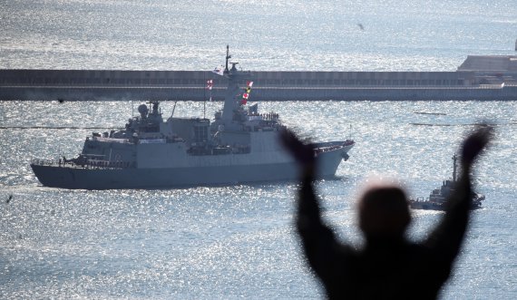 지난해 11월 12일 오전 부산 해군작전기지에서 해군 청해부대 36진 최영함이 출항하자 가족이 손을 흔들고 있다. 사진=뉴스1