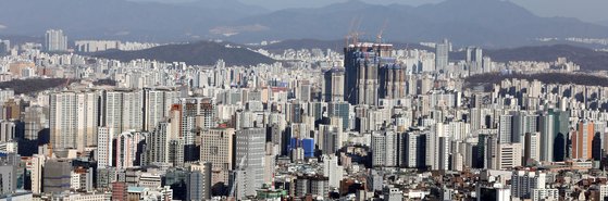집값이 하락세에 접어드는 설 이후 주택시장에 불확실성이 짙다. 서울 남산에서 바라본 서울시내 아파트 모습. 뉴스1