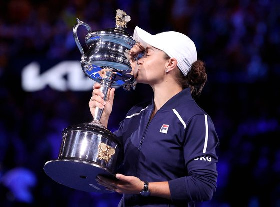 호주인으로는 44년 만에 호주오픈 테니스대회 여자 단식에서 우승한 애슐리 바티가 우승 트로피에 입을 맞추며 기뻐하고 있다. [로이터=연합뉴스]