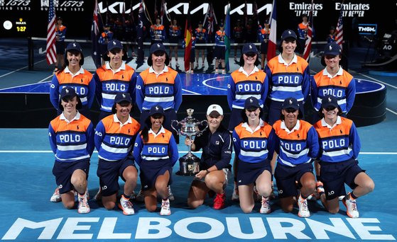 호주인으로는 44년 만에 호주오픈 테니스대회 여자 단식에서 우승한 애슐리 바티가 볼키즈들과 기념 촬영을 하고 있다. [EPA=연합뉴스]