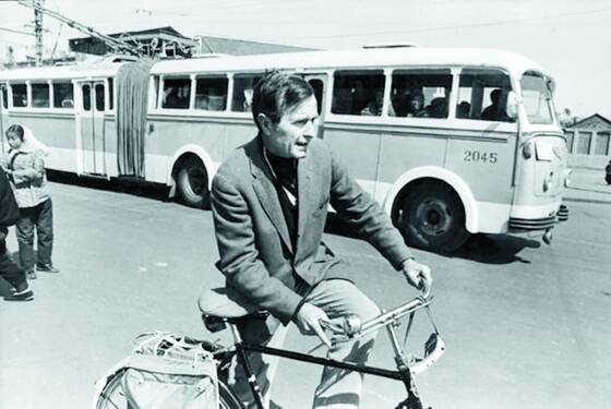 1974년 가을, 자전거로 베이징 거리를 질주하는 미국의 중국연락처 주임 부시. [사진 김명호]