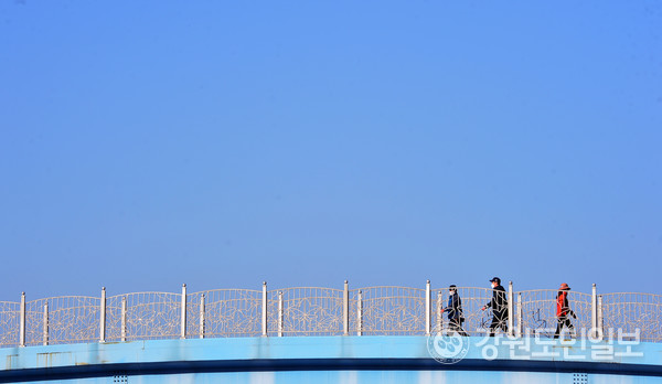 지난 25일 춘천 만천리에서 시민들이 푸른 하늘 아래서 산책을 하고 있다. 방도겸