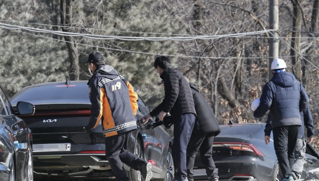 29일 경기도 양주시 은현면 삼표산업 석재 채취장에서 고용노동부 관계자들이 현장으로 이동하고 있다. / 사진=연합뉴스
