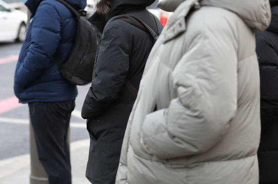 (서울 광화문일대에서 두꺼운 옷차림의 시민들이 출근하고 있다. /사진=뉴스1