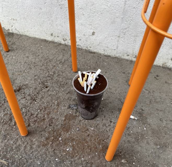그나마 재떨이가 있는 곳은 담배꽁초 투기가 덜했다. 합정 한 카페 앞에 놓인 재떨이./사진=남형도 기자