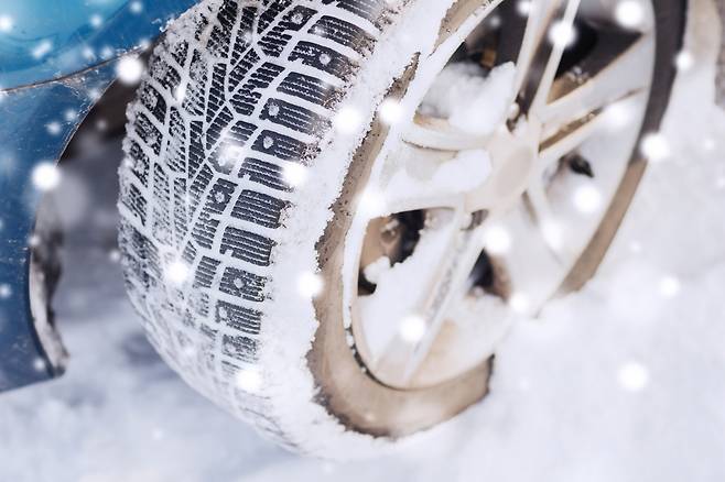 겨울철 타이어 점검은 안전운전을 위해 필수다. /사진=이미지투데이