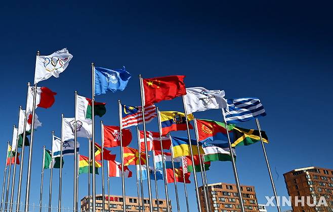 [베이징=신화/뉴시스] 27일 중국 베이징의 2022년 동계올림픽 선수촌에 참가국 국기가 나부끼고 있다. 2022.01.28