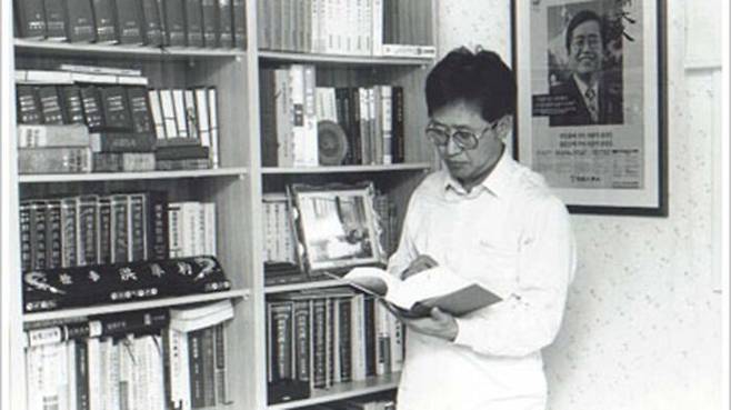 검사시절 사무실에서 법전을 읽고 있는 모습