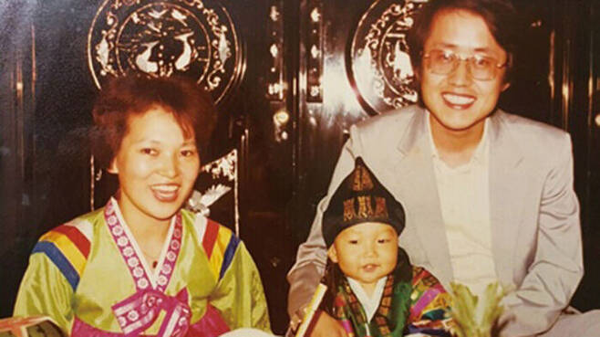 홍 의원 큰아들의 돌잔치 날 가족사진