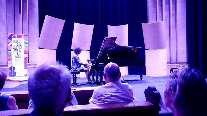 시몬 그라시 피아노 연주.