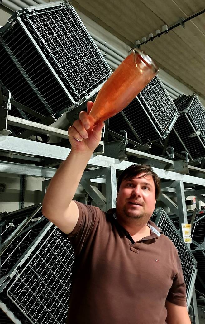 브뤼 까땅 로제 효모찌꺼기를 보여주는 자끄.