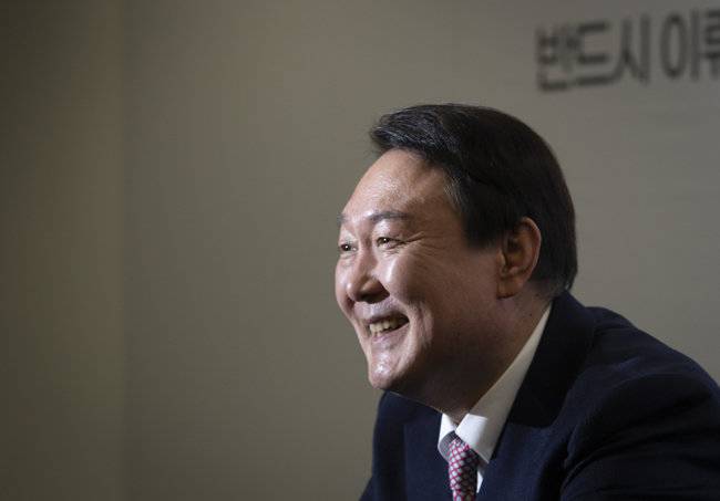 윤석열 국민의힘 대선후보가 2021년 11월 12일 서울 광화문 이마빌딩에서 ‘신동아’와 인터뷰하고 있다. [박해윤 기자]