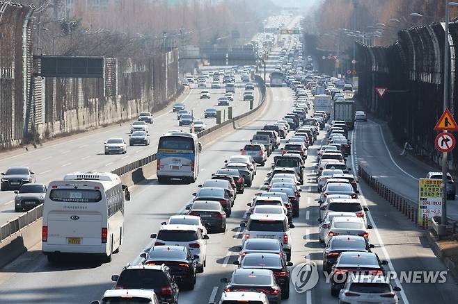 설연휴 첫날 고속도로 [연합뉴스 자료사진]