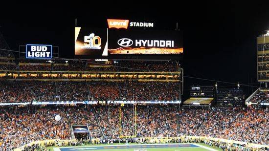 2016년 열린 슈퍼볼 경기에서 전광판에 나온 현대차 로고. 현대차는 당시 제네시스 광고가 전체 선호도 1위 등 다수를 상위권에 올렸다.＜사진제공:현대차그룹＞