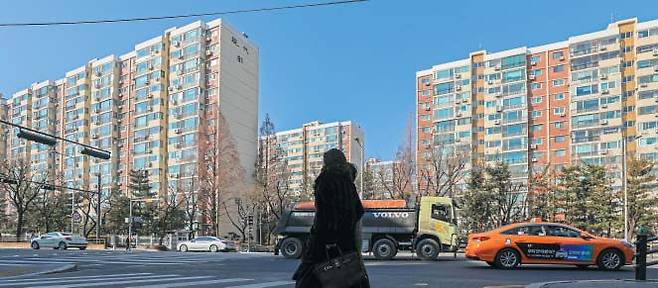 서울 아파트값 상승세가 꺾였지만  강남에서는  여전히 신고가 행진이 이어지고 있다.   사진은 재건축 호재로 가격이 계속 오르고 있는  압구정동 현대아파트. /뉴시스